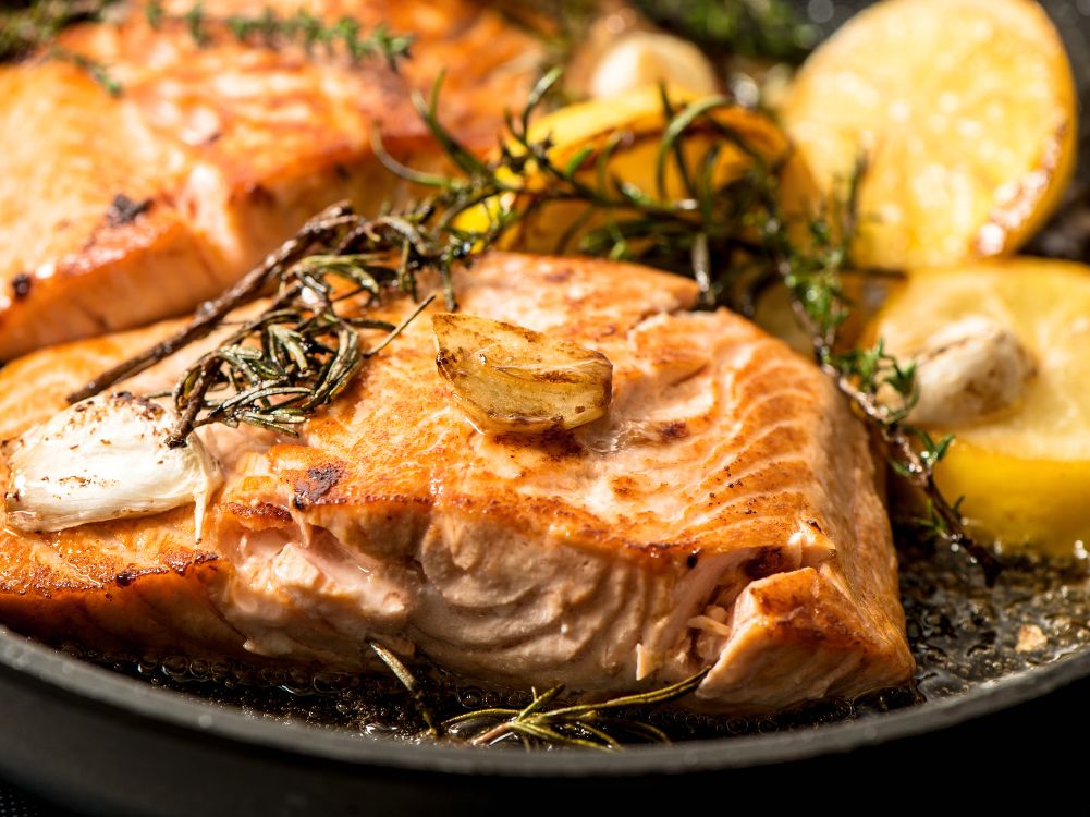 How to Make Salmon with Butter and Lemon Sauce