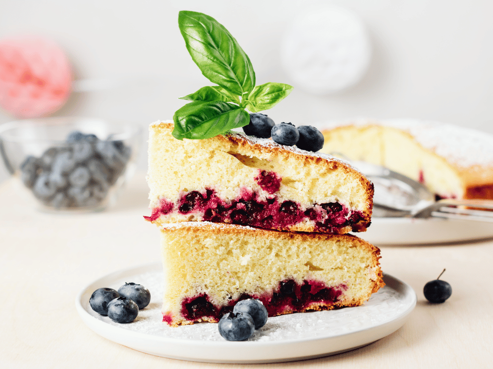 DELICIOUS, SOFT, EASY AND QUICK BLUEBERRY CAKE! SAVE THIS RECIPE TO ENJOY WITH YOUR COFFEES AND SUMMER DRINKS.