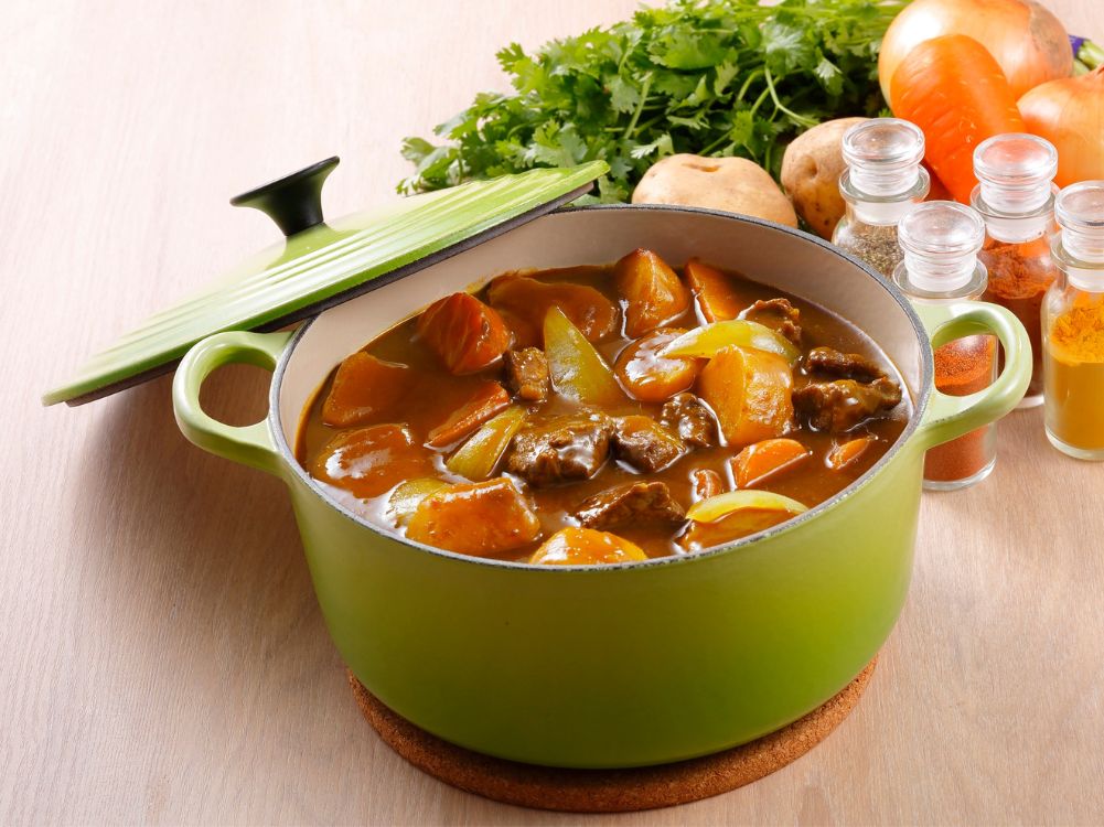 How to Use a Dutch Oven as a Slow Cooker - Zulay Kitchen