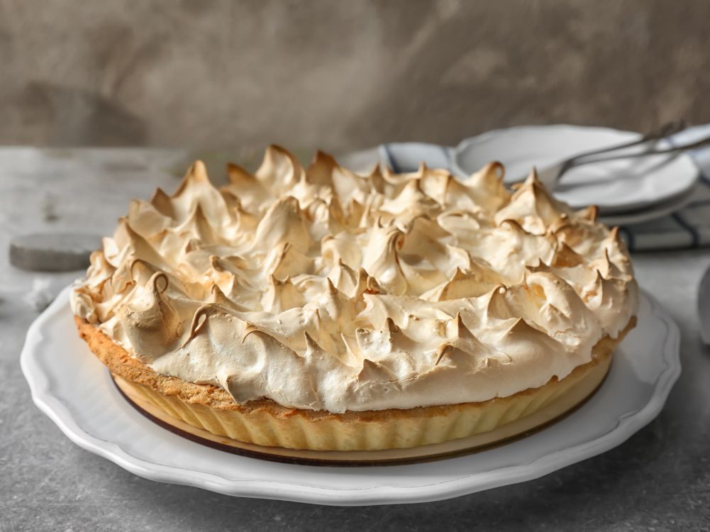 Pumpkin Meringue Pie! This time we present you an incredible pie with a soft and creamy pumpkin filling, topped with slightly crunchy meringue that takes this dessert to another level!