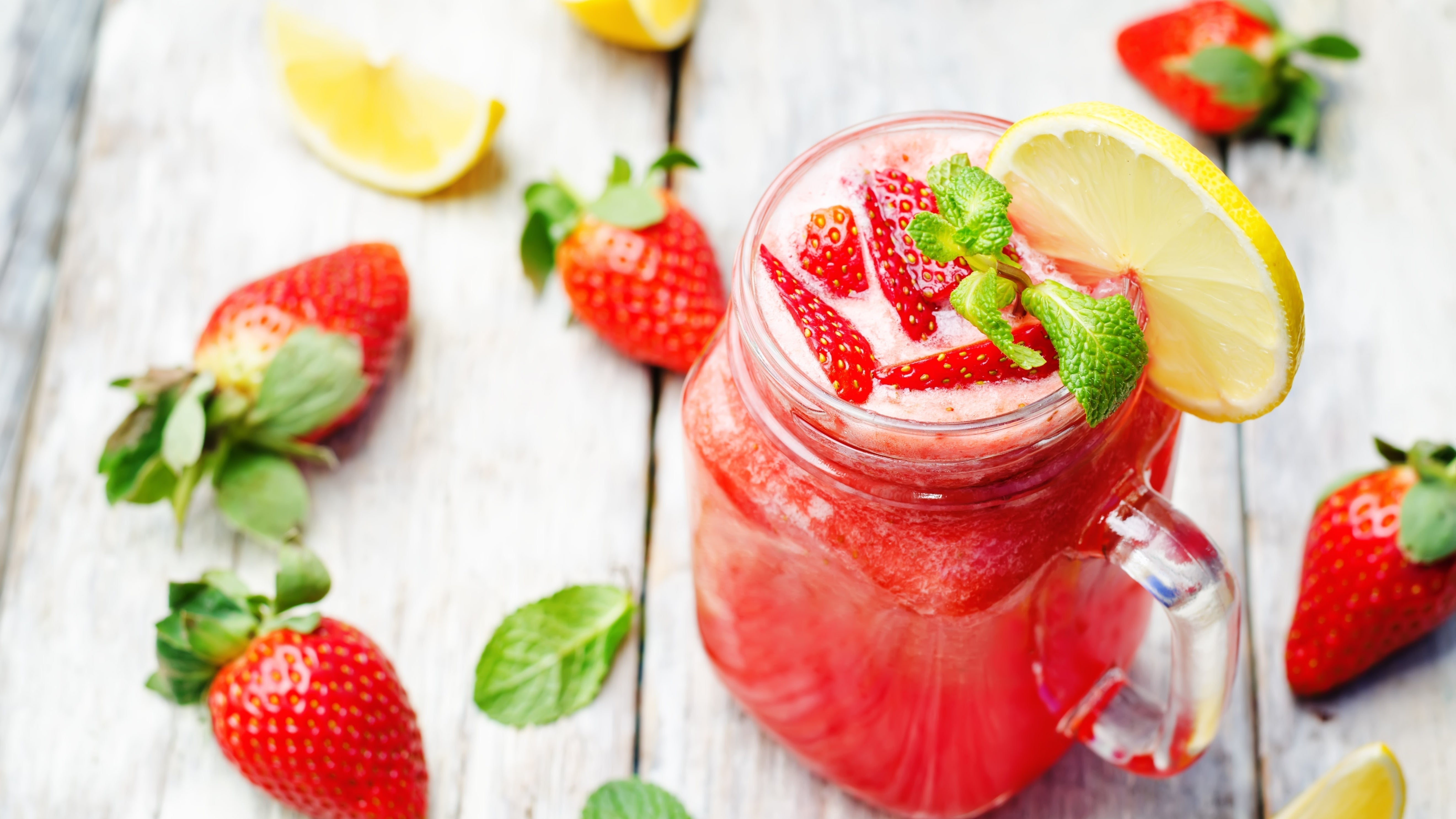 Easy Strawberry Lemonade - Zulay Kitchen