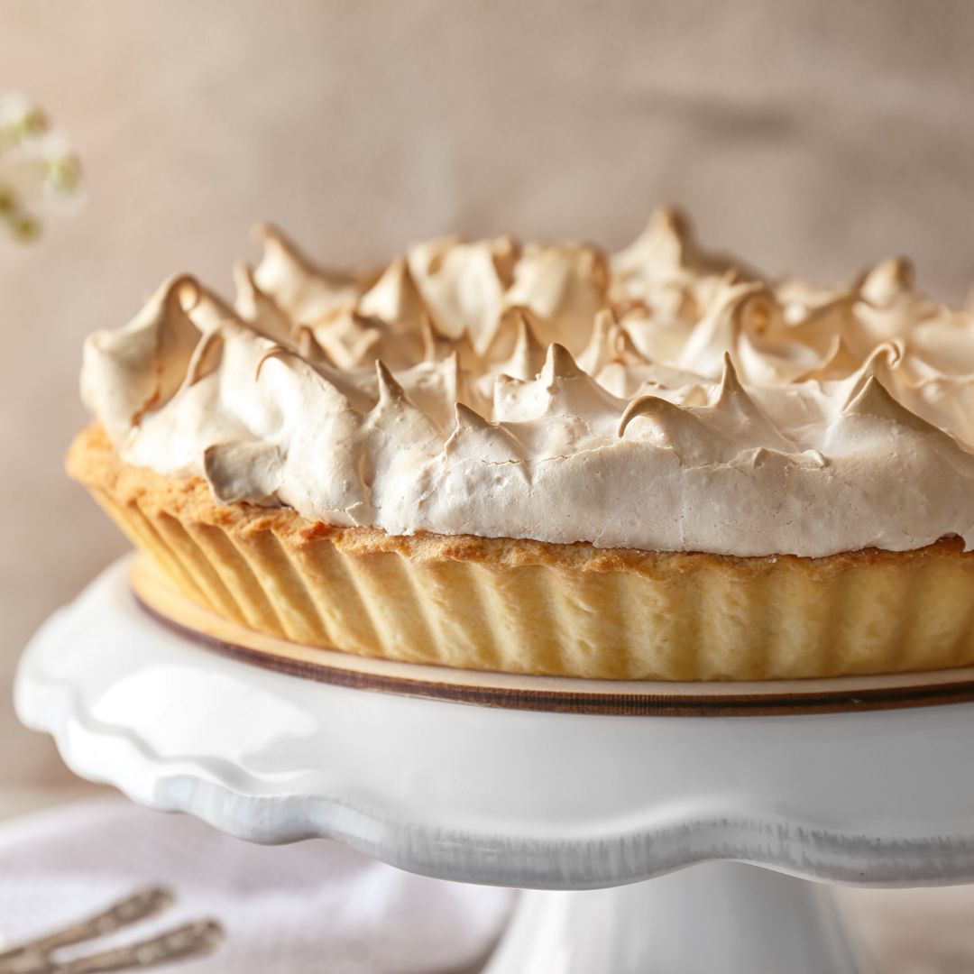 Pumpkin Meringue Pie! This time we present you an incredible pie with a soft and creamy pumpkin filling, topped with slightly crunchy meringue that takes this dessert to another level!
