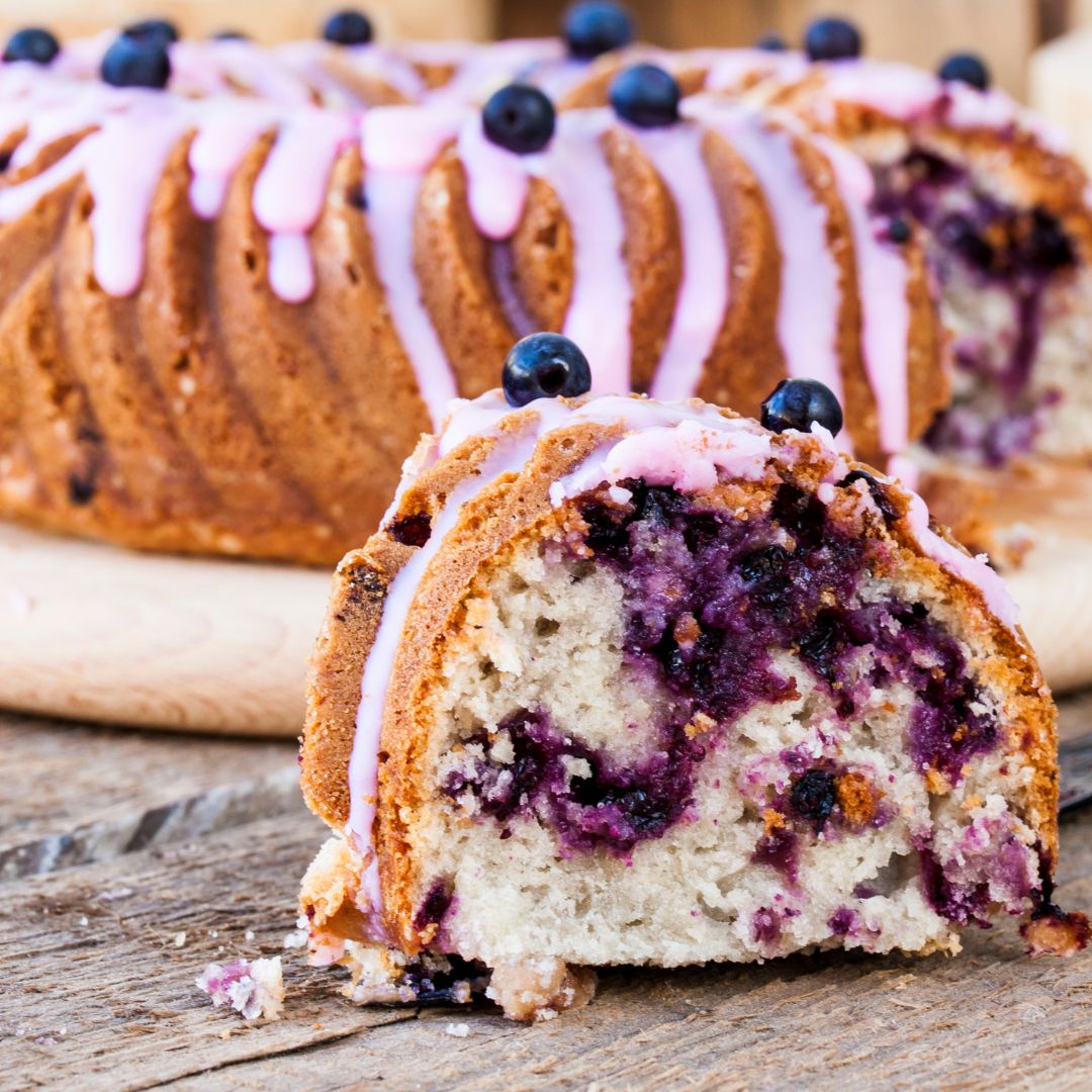 DELICIOUS, SOFT, EASY AND QUICK BLUEBERRY CAKE! SAVE THIS RECIPE TO ENJOY WITH YOUR COFFEES AND SUMMER DRINKS.
