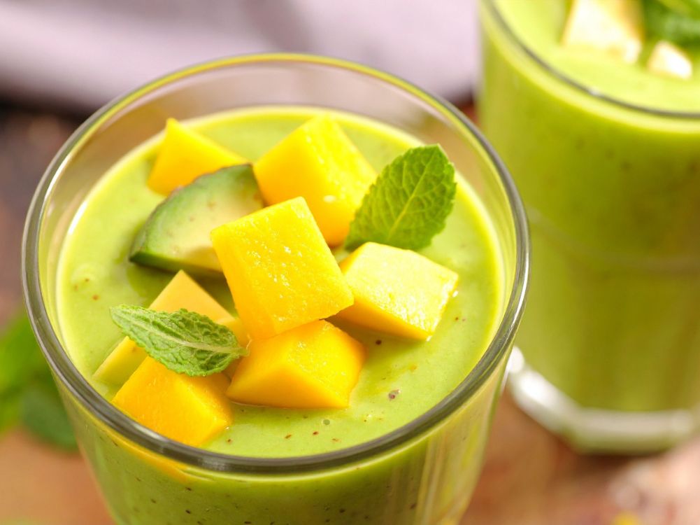 How to Make an Avocado Matcha Smoothie Bowl with Superfood Toppings - Zulay Kitchen