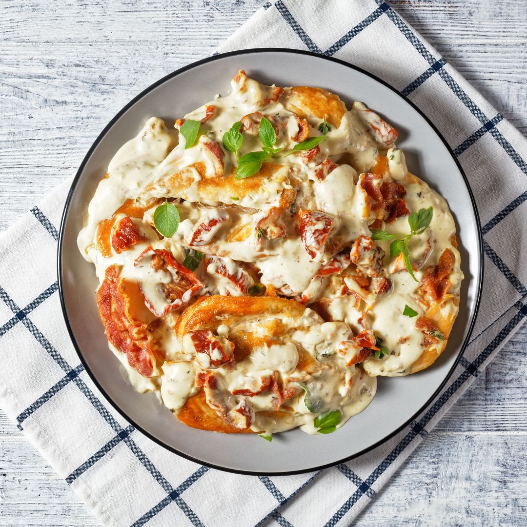 Looking for a quick and tasty dinner idea? Great! We share with you this amazing creamy chicken recipe.