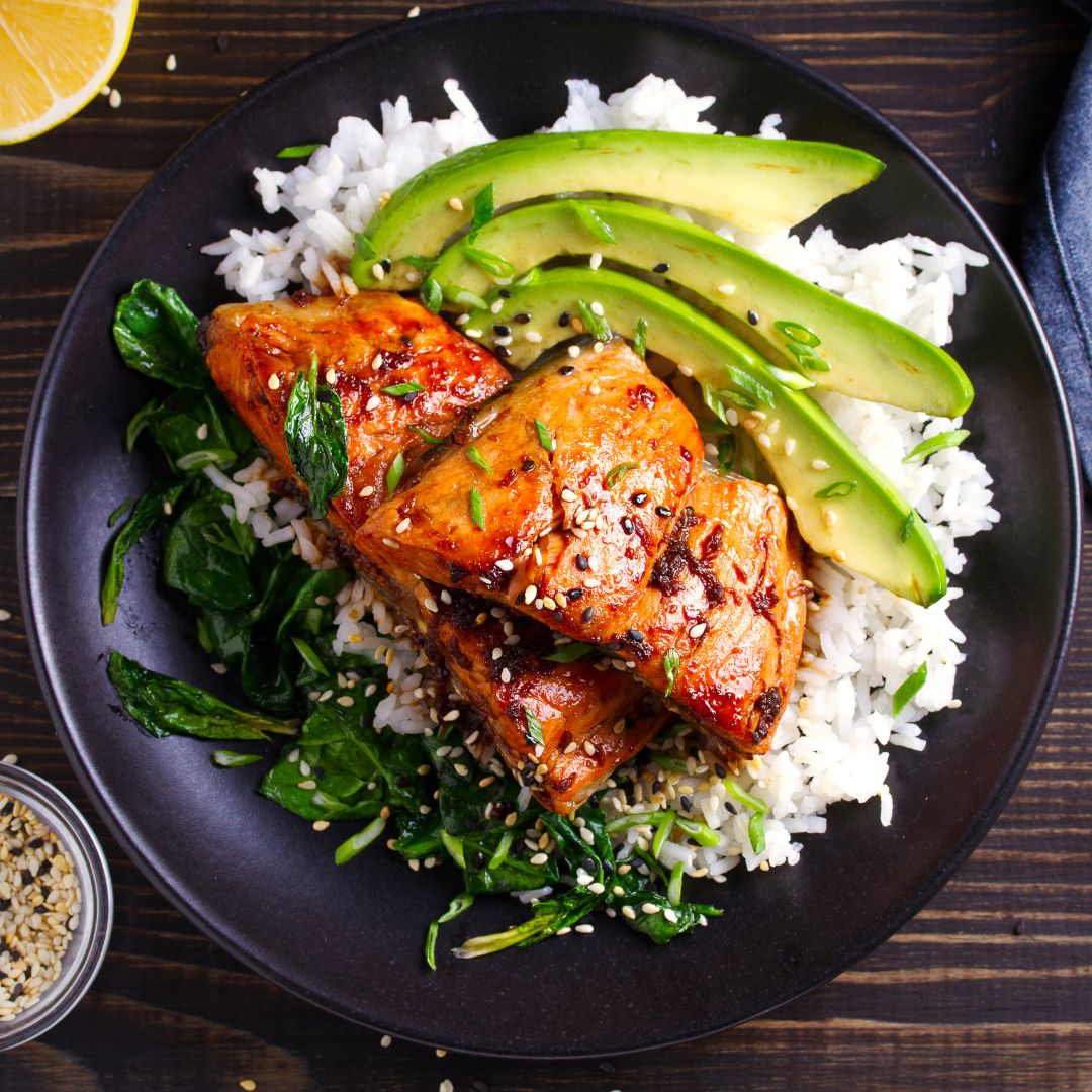 Honey Garlic Salmon! This dish is a real delight, the salmon is soft and glazed with a delicious honey and garlic sauce; it goes very well with rice, vegetables or a delicious salad.