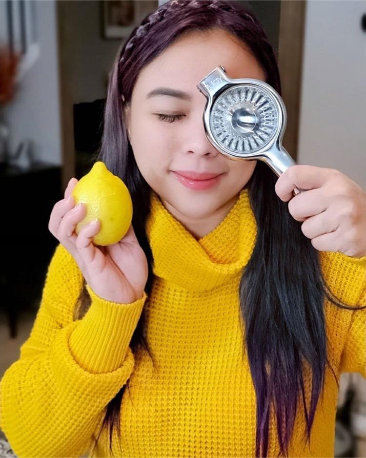 Donnah Enjoys Squeezing Lemons with Zulay Stainless Steel Squeezer - Zulay Kitchen