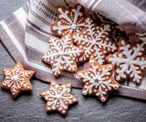 Easy Christmas Gingerbread Cookies - Zulay Kitchen