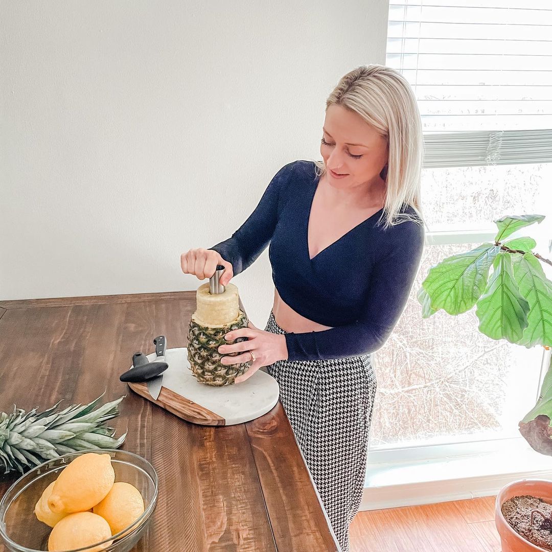 For Kera Cutting Pineapples Using Zulay's Pineapples Corer Feels Like a Breeze! - Zulay Kitchen