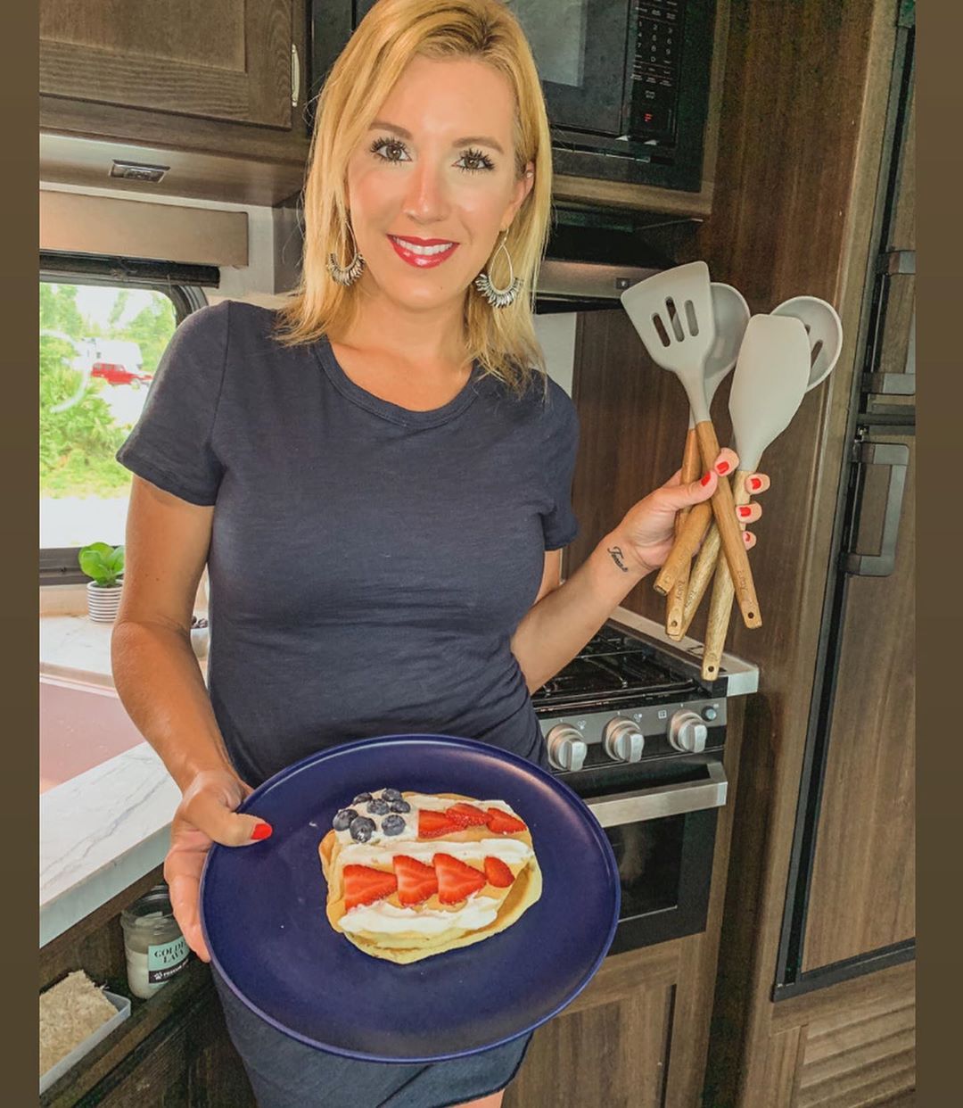Spend 4th of July With The Zulay Silicone Utensil Set And Kelly Collins! - Zulay Kitchen