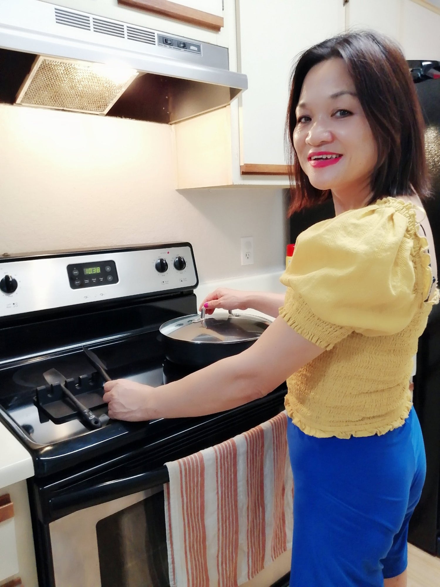 Xianghong Uses Our Utensil Rest To Keep Her Counters Neat! - Zulay Kitchen